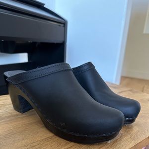 No.6 black clogs